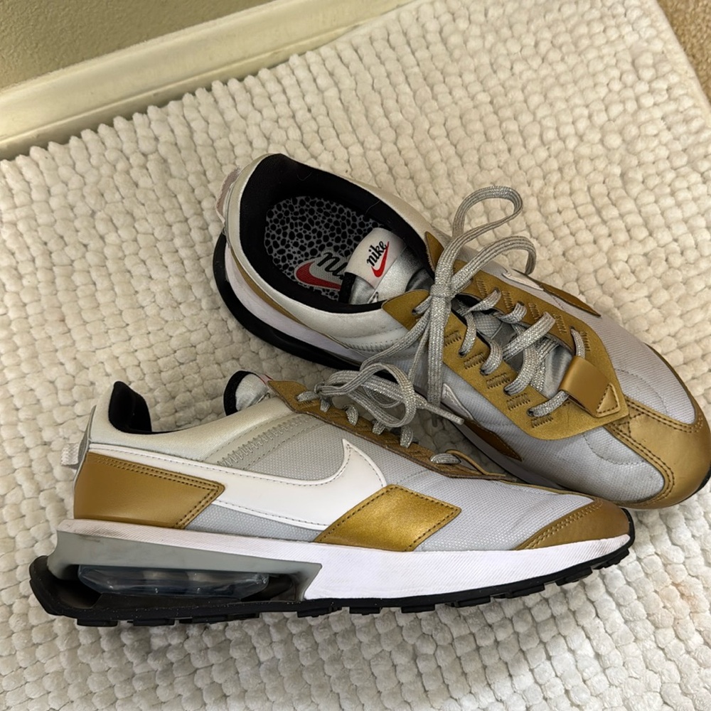Nike Air Gold Golden Knights Women’s Sneakers Sz 8.5